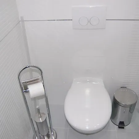 アパート For 2 Adults And 1 Child マカルスカ